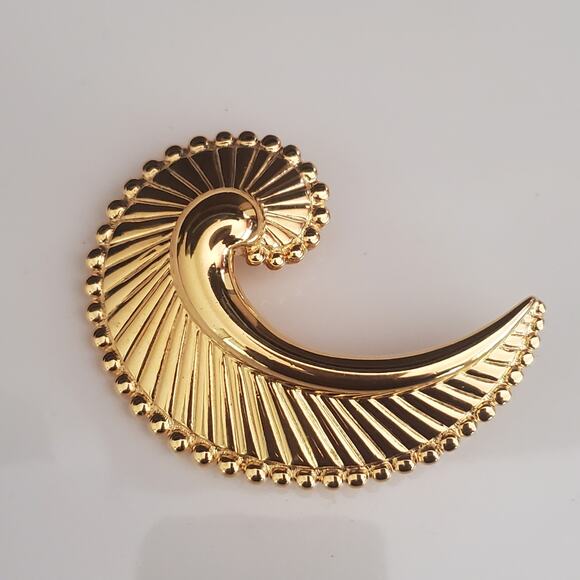 Vintage Monet Large‎ Crescent Swirl Paisley Brooch Gold Tone 80's - Picture 1 of 6